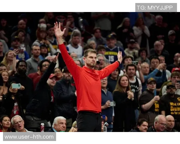 开拓者官方分享凯勒布乐福离开球馆时携篮球的温馨瞬间 开拓者官方分享凯勒布乐福离开球馆时携篮球的温馨瞬间